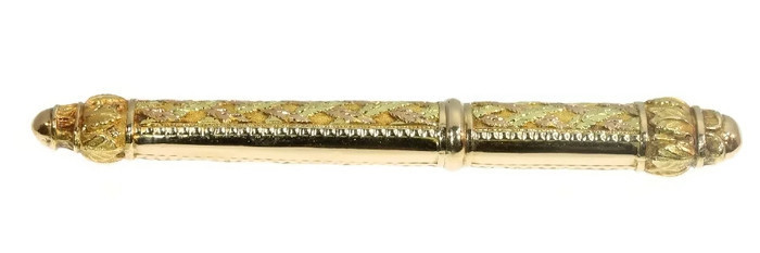 Impressive gold French pre-Victorian needle case with original needle (image 5 of 15)